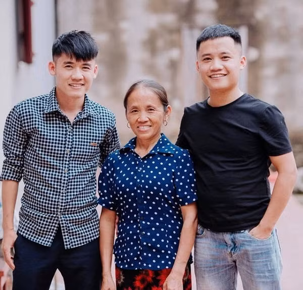 Tuy nhiên gần đây, các vlog của Bà Tân Vlog cùng con trai thường xuyên vướng phải những scandal như không đảm bảo vệ sinh thực phẩm khi chế biến món ăn hay bất chấp tất cả để câu view,... khiến dân mạng bức xúc.