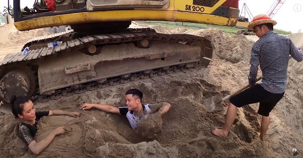 Cụ thể, cả ba tập trung ở một bãi cát lớn đang thi công xây dựng. Hưng Vlog đã "trả thù" em trai em gái của mình bằng việc thử thách nhảy xuống hố cát sâu lên đến ngực và nếu trèo lên được sẽ được 5 triệu đồng.