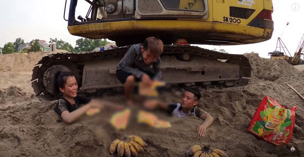 Sau đó, con trai bà Tân lôi ra trong túi đã chuẩn bị sẵn vài nải chuối, tiền âm phủ, nén hương mà trong clip có lý giải là để... "cúng vong cho 2 đứa em ngoan hiền lại".