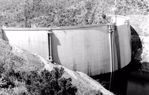 Thời điểm xảy ra thảm họa, toàn bộ bức tường chắn của đập nước Malpasset sụp đổ hoàn toàn do không thể chịu được áp lực nước đến từ cơn bão mang mưa đổ ồ ạt lên con sông Reyran. Ngay lập tức, dòng nước bị đè nén chảy mạnh dữ dội, tạo thành dòng thác lũ cao 40 mét, di chuyển với tốc độ 70km/giờ (gần 20 mét/giây) đổ ụp xuống hàng nghìn ngôi nhà ở thị trấn Fréjus.