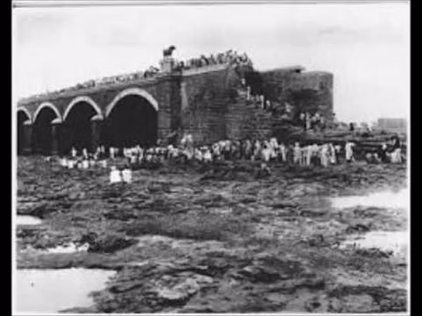 Nguyên nhân của sự cố là những trận mưa lớn ở đầu nguồn, làm con đập đắp bằng đất dài 4km bị tan rã. Khả năng thiết kế của đập chỉ chịu được lưu lượng 5.663 m3/s trong khi trận mưa lớn năm đó làm lưu lượng lên đến 16.307 m3/s, gấp 3 lần sức chịu đựng của công trình.