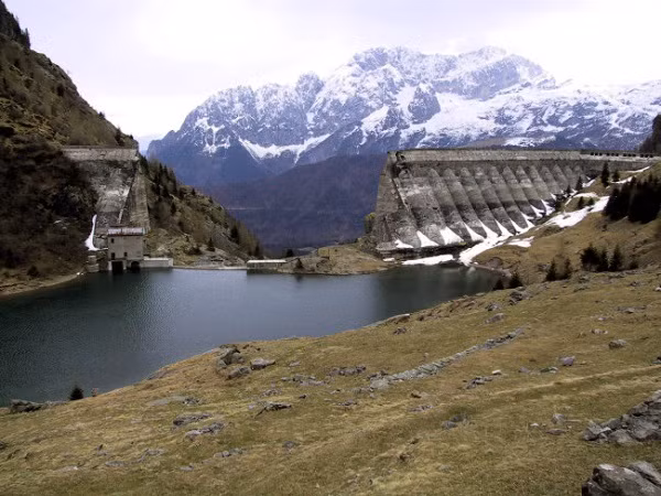 Trong vòng vài phút, khối nước trong hồ ở độ cao khoảng 1.535 m (so với mực nước biển) đổ ập xuống tàn phá dữ dội làng mạc và thị trấn trong thung lũng phía dưới, khiến 356 người thiệt mạng. Những nỗ lực khắc phục đã hoàn toàn thất bại