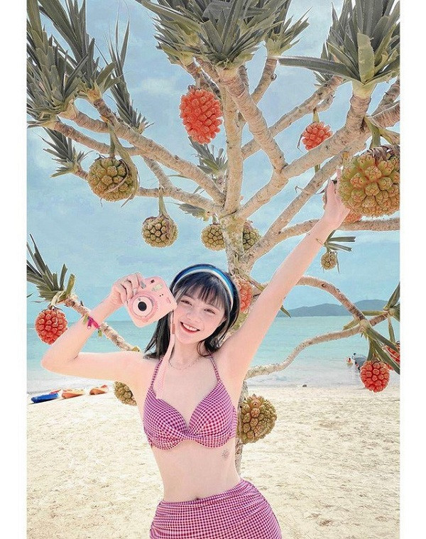 Trang Banana thường xuyên xuất hiện trên livestream với hình ảnh dễ thương, nhí nhảnh và đầy ngọt ngào. Thế nhưng chỉ khi khoe ảnh diện bikini đầy sexy, người ta mới biết rằng nàng game thủ xinh xắn này sở hữu body ''không phải dạng vừa''.