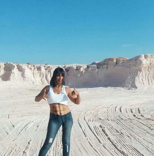 Màn khoe bụng 6 múi có phần ''sai sai''.