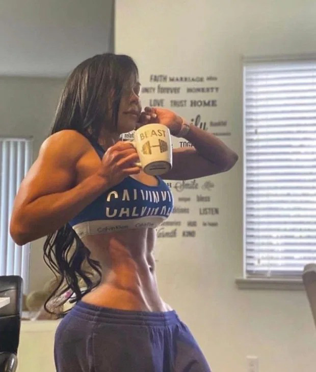 Để sở hữu vòng eo thế này hẳn là cô gái đã...gọt hết xương sườn.