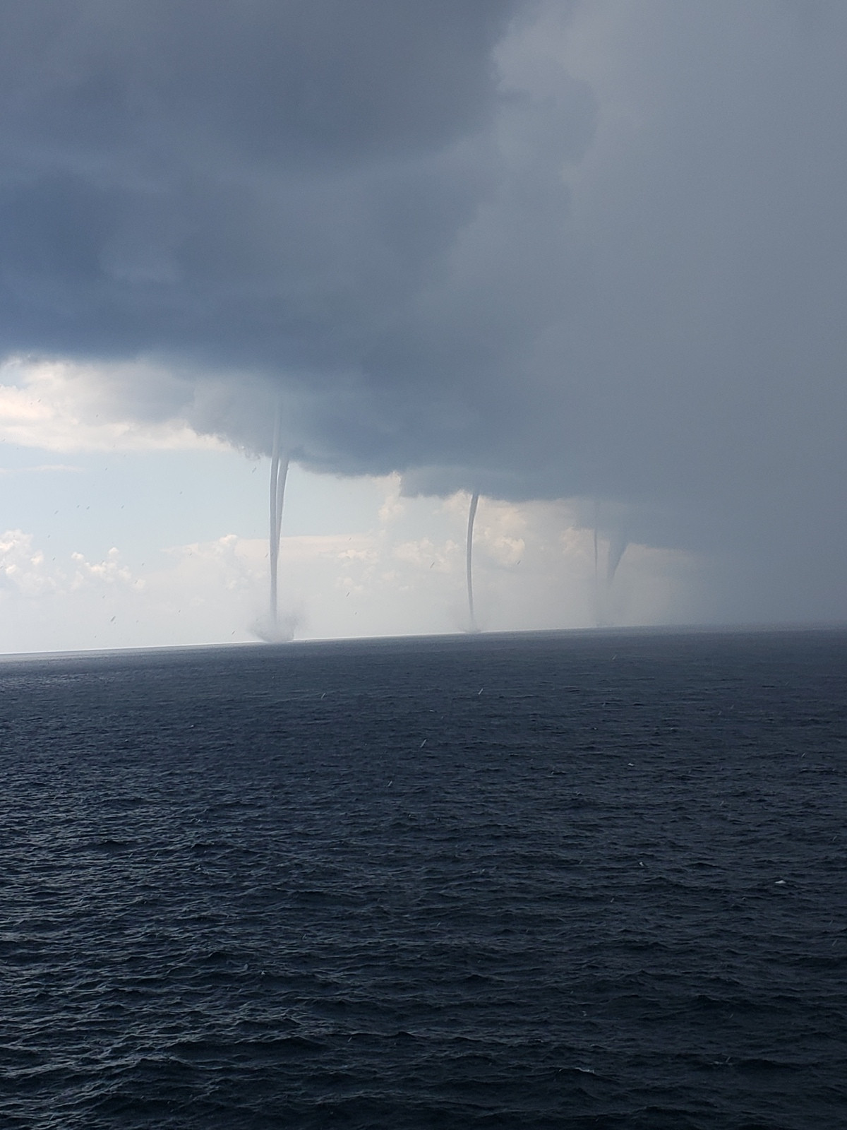 Cơ quan Quản lý Khí quyển và Đại dương Quốc gia (NOAA) giải thích, hiện tượng ''rồng hút nước'' mà người dân bắt gặp thực chất là một cơn lốc xoáy xảy ra trên mặt nước.