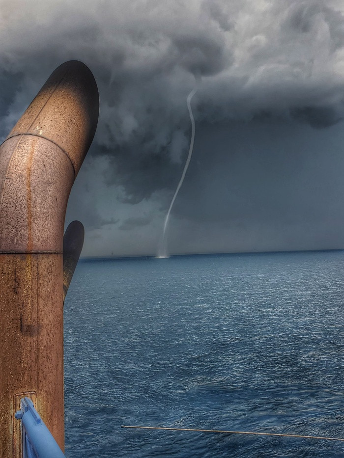 Các vòi rồng thường rất ít di chuyển hoặc di chuyển chậm và chỉ hoạt động trên mặt biển, tan biến nhanh chóng nếu chúng đổ bộ vào đất liền.