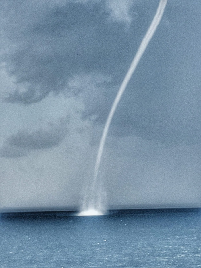 Cơn lốc xoáy được tạo nên từ mặt nước, nó có thể hút nước và tạo thành cột nước, kết nối với đám mây phía trên.