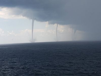 Cảnh tượng đáng sợ chưa từng thấy khi nhiều vòi rồng xuất hiện cùng lúc.