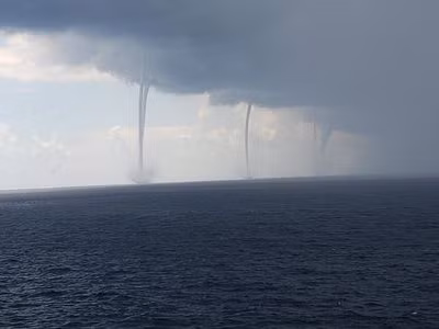 Cảnh tượng đáng sợ chưa từng thấy khi nhiều vòi rồng xuất hiện cùng lúc.