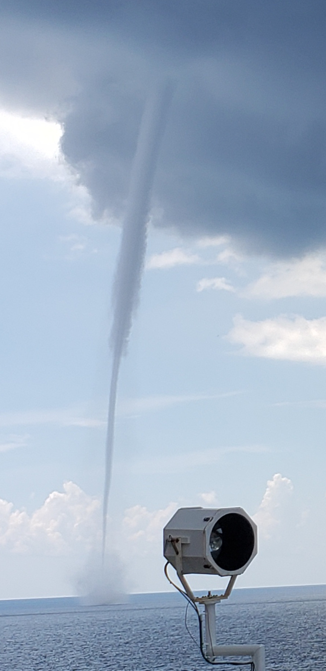 Hiện tượng này thường xảy ra khi có giông bão lớn hoặc khi thời tiết khắc nghiệt.