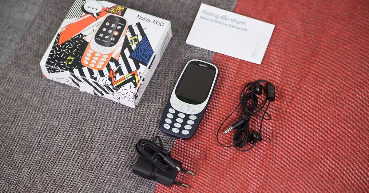 Các reviewer công nghệ lúc bấy giờ từng làm nhiều thử nghiệm về độ bền đến mức ''không thể phá hủy'' của Nokia 3310 và cái kết thực sự gây bất ngờ. Đoạn clip cho thấy trong khi iPhone khi rơi xuống sàn nhà sẽ vỡ màn hình thì chiếc 3310 rơi xuống lại khiến... thủng luôn sàn nhà từng gây sốt cộng đồng mạng.