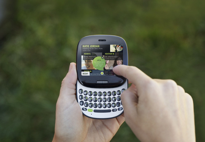 Với mục tiêu nhắm vào người dùng trẻ, cả hai chiếc Kin đều tập trung vào tính năng nhắn tin và mạng xã hội như Twitter, Facebook, MySpace,... Điều này xóa bỏ suy nghĩ của nhiều người rằng những chiếc điện thoại Windows thường chỉ như các máy tính bỏ túi được sử dụng bởi dân kinh doanh.