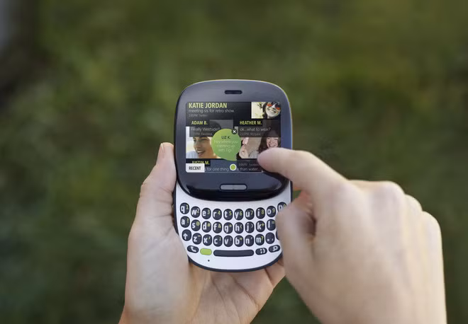 Với mục tiêu nhắm vào người dùng trẻ, cả hai chiếc Kin đều tập trung vào tính năng nhắn tin và mạng xã hội như Twitter, Facebook, MySpace,... Điều này xóa bỏ suy nghĩ của nhiều người rằng những chiếc điện thoại Windows thường chỉ như các máy tính bỏ túi được sử dụng bởi dân kinh doanh.