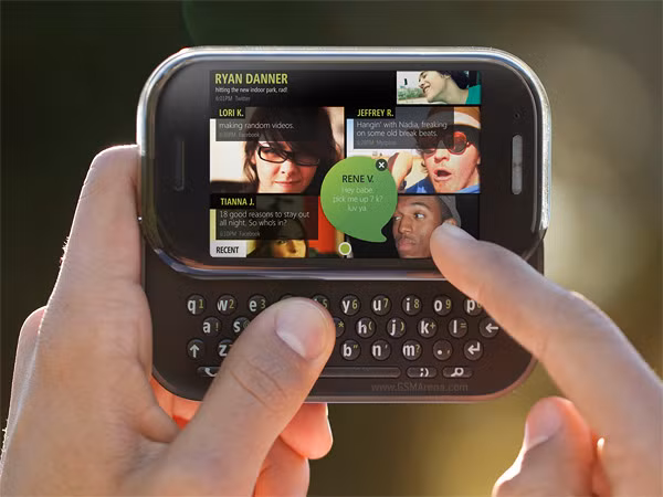 Sau khi khai tử Kin vào tháng 6/2010, Verizon đã hồi sinh bản mới vào tháng 11 cùng năm. Về mặt kỹ thuật, đây là Kin ONEm và TWOm và chúng không phải là điện thoại thông minh, nhà mạng đã quyết định loại bỏ tích hợp mạng xã hội và hạn chế phát nhạc Zune Pass chỉ qua Wi-Fi.