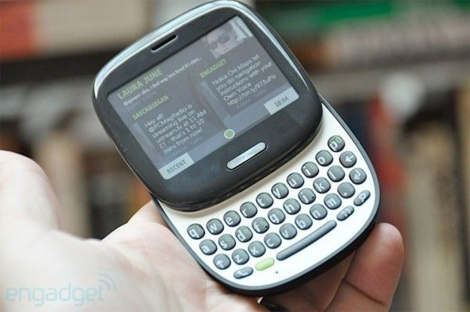 Màn hình chính dựa trên các ô và trông giống như một nguyên mẫu của Metro UI. Các địa chỉ liên hệ và tin nhắn từ các nền tảng khác nhau được tổng hợp tương tự trong Loop, như People Hub trên WP7.