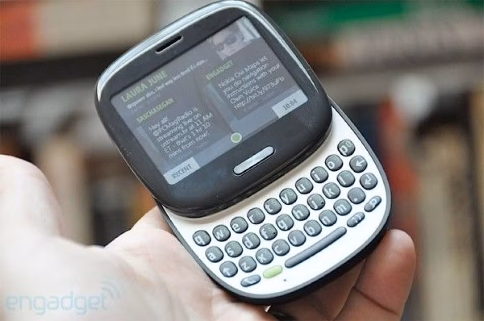 Màn hình chính dựa trên các ô và trông giống như một nguyên mẫu của Metro UI. Các địa chỉ liên hệ và tin nhắn từ các nền tảng khác nhau được tổng hợp tương tự trong Loop, như People Hub trên WP7.