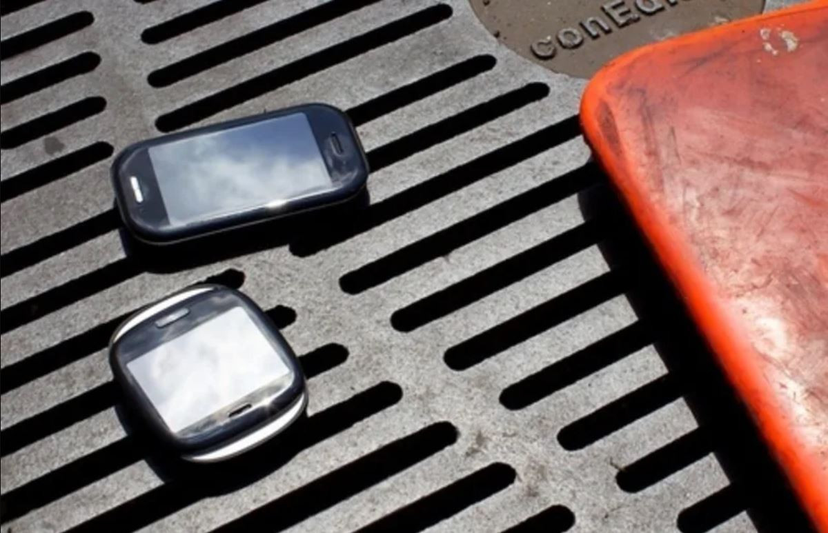 Kin One và Two được trang chipset Nvidia Tegra đời đầu tốc độ 600 MHz. Trong khi Kin One có bàn phím QWERTY dạng trượt dọc thì chiếc Two quay sang hướng ngang.