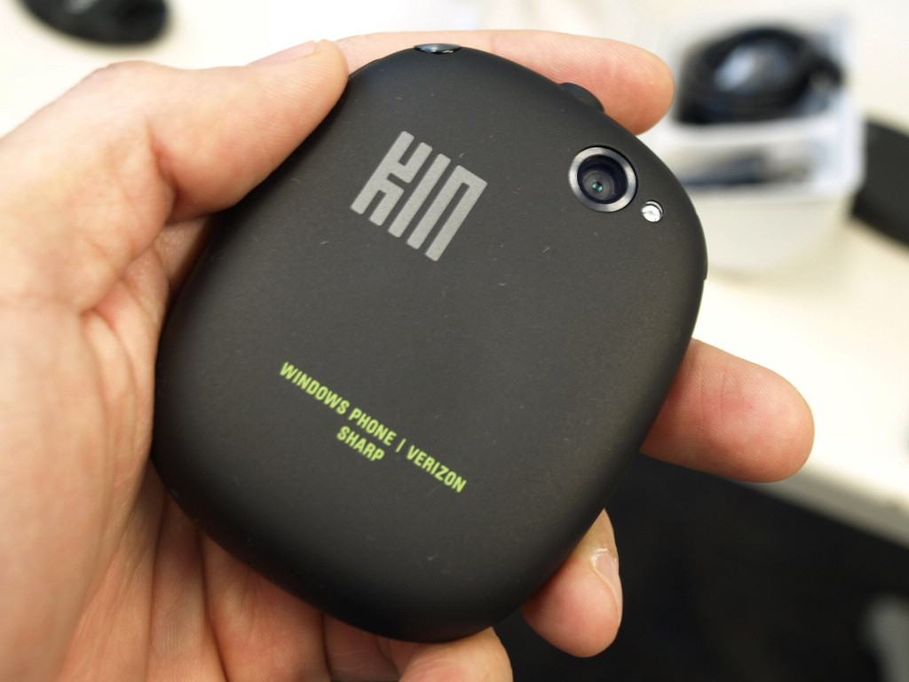 Sự tồn tại của Microsoft Kin dần bị đưa vào quên lãng, nếu không muốn nói rằng trở thành thảm họa. Những chiếc điện thoại chính thức bị khai tử lần một bởi Microsoft và Verizon sau khi ngừng sản xuất chỉ sau 48 ngày.