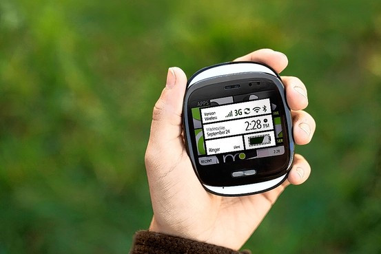 Một tính năng thú vị khác là Spot. Bạn có thể kéo bất cứ thứ gì vào vòng tròn nhỏ màu xanh lục, đó có thể là ảnh, video, trang web, v.v., chọn một liên hệ và điện thoại sẽ gửi tin nhắn hoặc email.