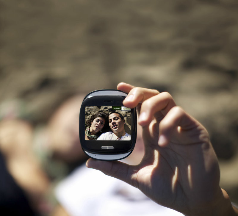 Tuy nhiên, những thiếu sót của Kin One và Kin Two cũng không ít. Điện thoại này thiếu cửa hàng ứng dụng hoặc bất kỳ phương tiện nào khác để chạy các ứng dụng của bên thứ ba, không có tin nhắn tức thời hay sửa lỗi chính tả,...