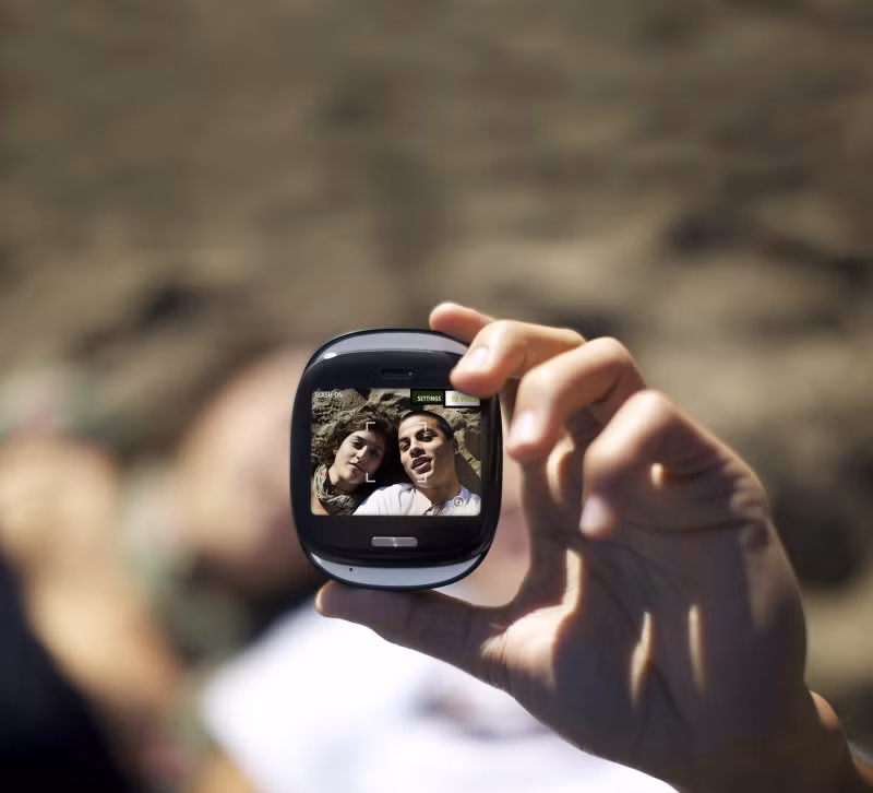 Tuy nhiên, những thiếu sót của Kin One và Kin Two cũng không ít. Điện thoại này thiếu cửa hàng ứng dụng hoặc bất kỳ phương tiện nào khác để chạy các ứng dụng của bên thứ ba, không có tin nhắn tức thời hay sửa lỗi chính tả,...