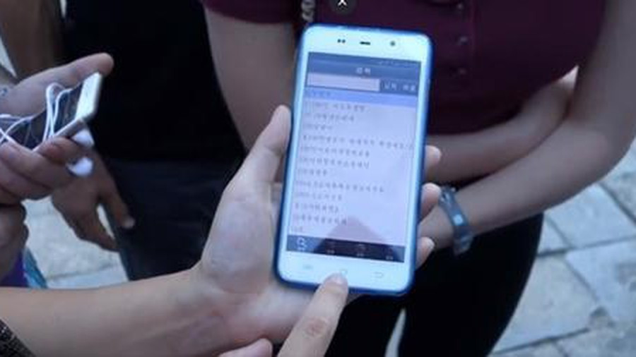 Có một điểm thú vị là đến năm 2015, Triều Tiên đã có trang mạng hỗ trợ mua sắm trực tuyến đầu tiên tên là Okryu. Theo Business Insider, người dân Triều Tiên đang online nhiều hơn.