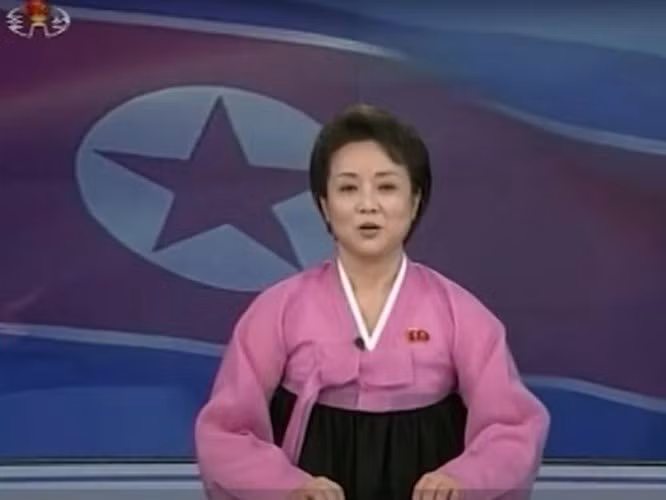 TV không hiếm tại Triều Tiên, tuy nhiên, các kênh trên TV đều phải được đặt trước. Cảnh sát cũng thường xuyên tới các hộ gia đình để kiểm tra xem họ có cài thêm các kênh khác hay không.