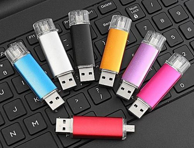 Theo Andrei Lankov, tác giả của cuốn "The Real North Korea", những người trẻ sống ở đây thường đeo những chiếc USB trên cổ như một món phụ kiện cho trang phục của mình.