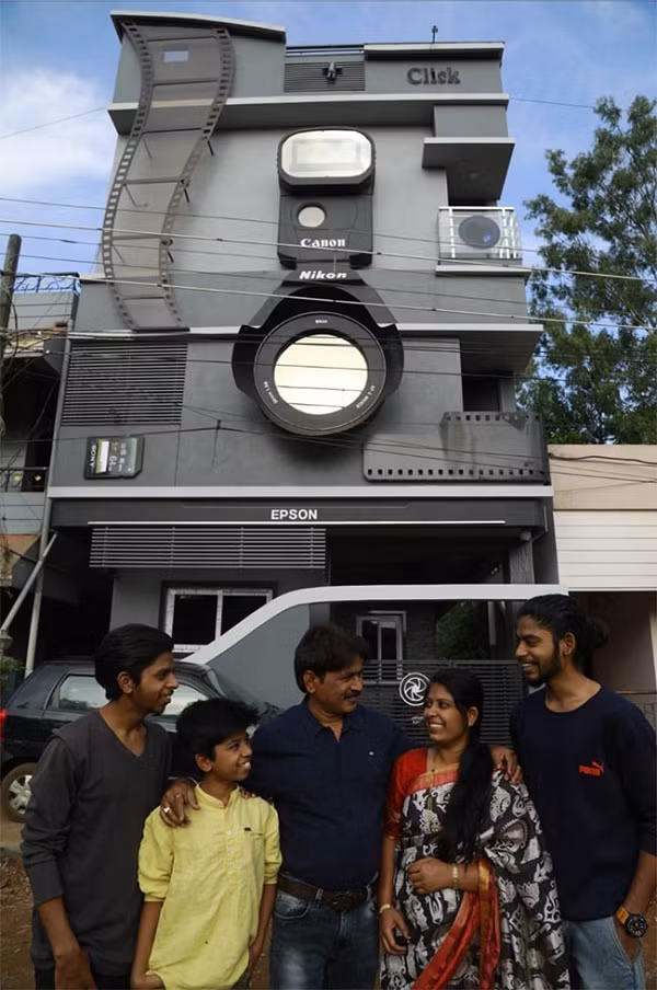 Anh Ravi thực sự tâm huyết với ''tác phẩm'' này của mình, ngôi nhà hoàn chỉnh đến mức có đầy đủ cửa sổ hình ống kính, đèn flash và thậm chí là một khe thẻ nhớ SD khổng lồ.