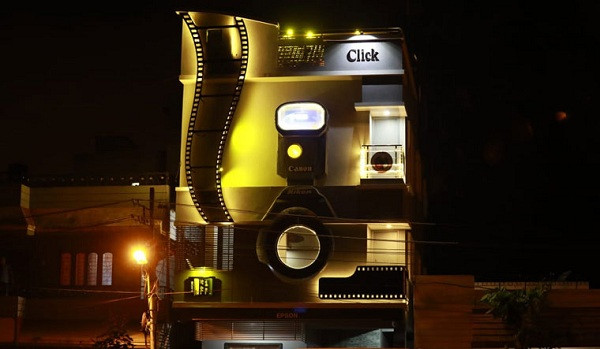 Ngôi nhà hình máy ảnh lên đèn khi đêm xuống.