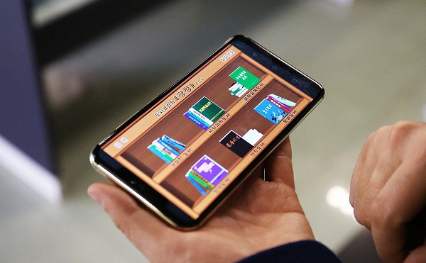 Ngoài ra, trên điện thoại này cũng có một app thư viện giúp người dùng truy cập được một khối lượng lớn các tác phẩm văn chương, tư tưởng của Triều Tiên đã được nhà nước phê duyệt.
