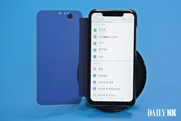 Chiếc smartphone này sở hữu mọi tính năng tương tự một chiếc iPhone thông thường, với thiết kế tai thỏ, phương thức bảo mật bằng công nghệ nhận diện gương mặt và sạc không dây.