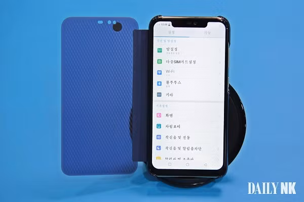 Chiếc smartphone này sở hữu mọi tính năng tương tự một chiếc iPhone thông thường, với thiết kế tai thỏ, phương thức bảo mật bằng công nghệ nhận diện gương mặt và sạc không dây.