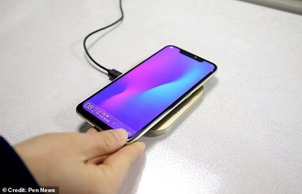 Theo Daily NK, các smartphone được nhập vào Triều Tiên từ Trung Quốc ở dạng đã thành phẩm, sau đó được phía Triều Tiên cài đặt những tùy chỉnh phần mềm.