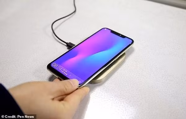 Theo Daily NK, các smartphone được nhập vào Triều Tiên từ Trung Quốc ở dạng đã thành phẩm, sau đó được phía Triều Tiên cài đặt những tùy chỉnh phần mềm.