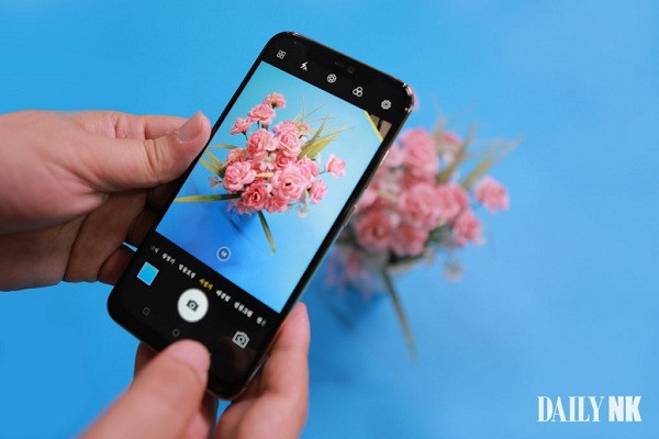 Nói về cấu hình hay camera, Pyongyang 2425 ''đủ trình'' sánh ngang với nhiều smartphone khác trên thị trường thế giới hiện nay. Điện thoại của người Triều Tiên có CPU tám lõi tăng tốc độ xử lý lên 150% và trải nghiệm màn hình cảm ứng trở nên mượt hơn.