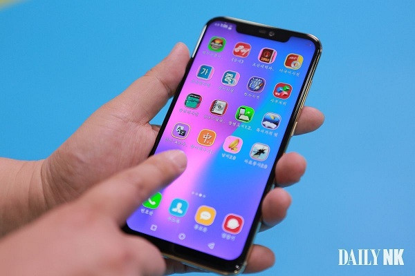 Pyongyang 2425 được Triều Tiên ra mắt tháng 6/2019, là mẫu điện thoại thông minh thứ 4 do Triều Tiên tự sản xuất và bán trên thị trường. Các mẫu điện thoại trước đó được công bố là Ariang, Jindallae và Pyongyang.