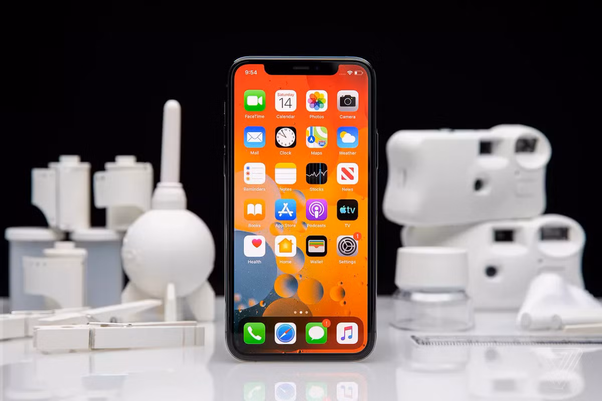 Tuy nhiên sản phẩm này không cung cấp nhiều thông tin về màn hình của iPhone 12, mà chỉ đơn giản là một tấm kính bao phủ toàn bộ mặt trước của máy. Còn hính ảnh bao da cho thấy chiếc tablet mới của Apple rất có thể sẽ được trang bị đến 4 loa ngoài.