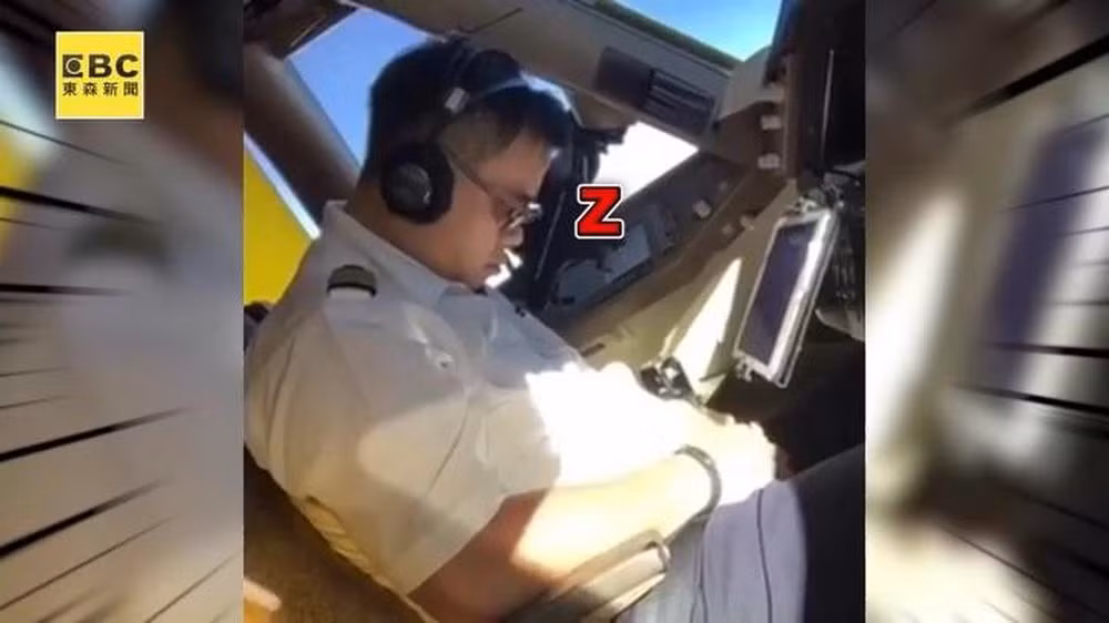 Một bí mật động trời trên máy bay không ít người tá hỏa khi nghe đến đó là phi công cũng có những lúc...ngủ gật trong khi thực hiện nhiệm vụ, mặc dù vẫn được bố trí thời gian nghỉ ngơi thay phiên nhau.