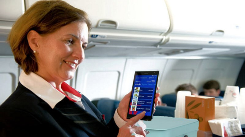 Việc cấm sử dụng điện thoại khi cất cánh hay hạ cánh thường áp dụng cho hành khách, trong khi tiếp viên vẫn có thể sử dụng.