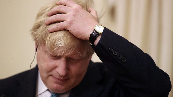 Chiếc đồng hồ đeo tay mà Thủ tướng Anh lựa chọn là Patek Philippe Calatrava mảnh mai bằng vàng với dây da đen khá đơn giản.