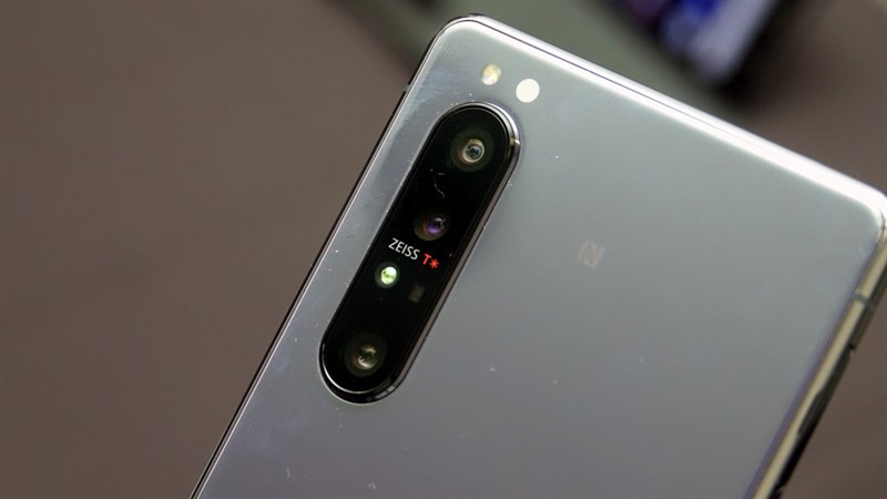 Điều này cho phép chụp các đối tượng chuyển động nhanh như trẻ em hay động vật và ghi lại các chuyển động nhanh trong thể thao, lấy nét và bám theo đối tượng với độ chính xác cao giúp người dùng không bỏ lỡ bất kỳ khoảnh khắc nào.