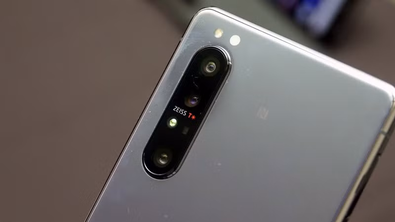 Điều này cho phép chụp các đối tượng chuyển động nhanh như trẻ em hay động vật và ghi lại các chuyển động nhanh trong thể thao, lấy nét và bám theo đối tượng với độ chính xác cao giúp người dùng không bỏ lỡ bất kỳ khoảnh khắc nào.