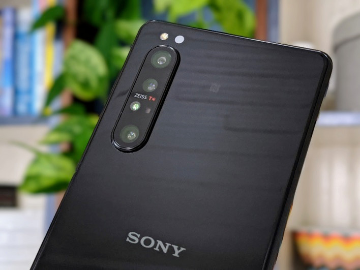 Ngoài siêu camera có tính năng vượt trội, mẫu smartphone cao cấp của Sony nổi bật với màn hình 4K HDR OLED 6,5 inch (tỉ lệ 21:9), mang đến trải nghiệm nghe nhìn tốt nhất khi xem bất kỳ nội dung nào trên điện thoại.