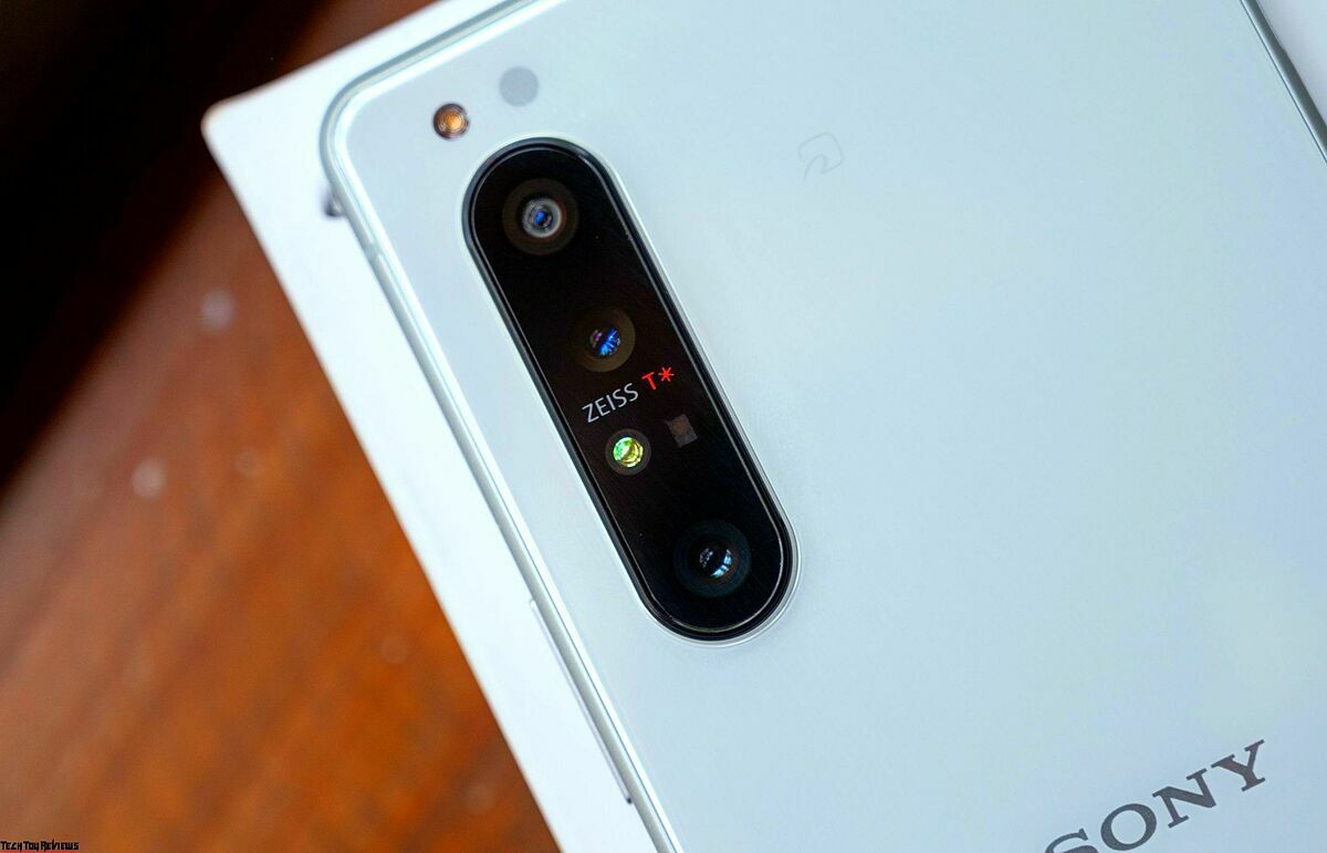 Cụm máy ảnh ba ống kính mang đến khả năng linh hoạt tuyệt vời với ba tiêu cự: 16mm/24mm/70mm.