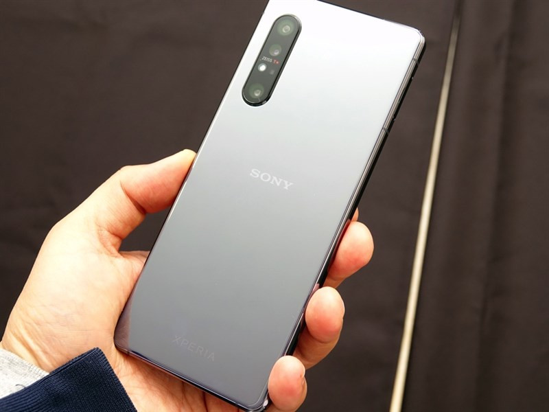 Xperia 1 II mang đến tính năng lấy nét liên tục thông qua việc thực hiện các phép toán lấy nét/đo sáng (AF/AE3) với tốc độ 60 lần mỗi giây, sử dụng công nghệ được phát triển từ dòng máy ảnh Sony Alpha.