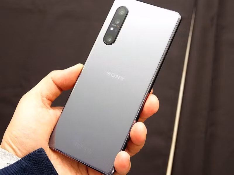 Xperia 1 II mang đến tính năng lấy nét liên tục thông qua việc thực hiện các phép toán lấy nét/đo sáng (AF/AE3) với tốc độ 60 lần mỗi giây, sử dụng công nghệ được phát triển từ dòng máy ảnh Sony Alpha.