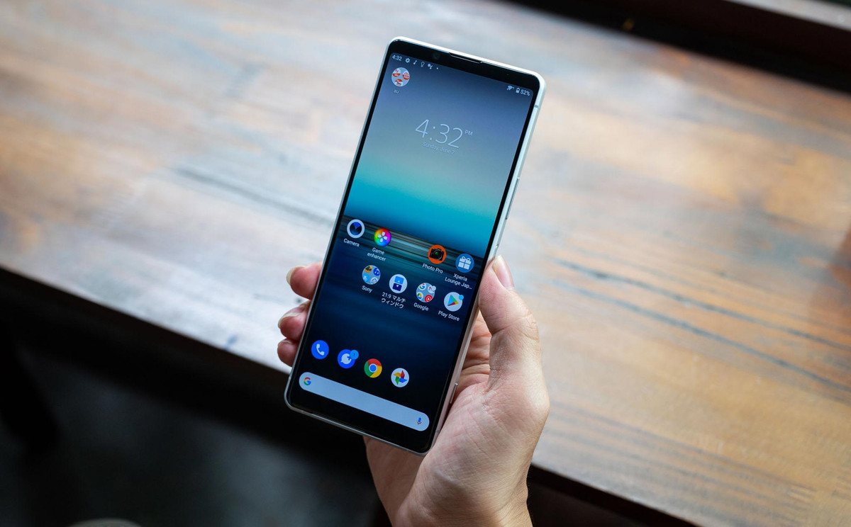 Theo thông tin từ nhà sản xuất, máy được trang bị viên pin 4.000 mAh (hỗ trợ sạc 50% pin trong 30 phút và sạc nhanh không dây). Đi kèm theo đó là khả năng kháng nước IP65/68 với kính cường lực Corning Gorilla Glass 6 ở cả hai mặt.