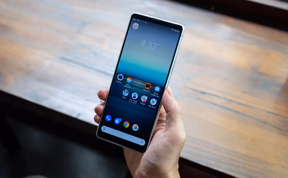 Theo thông tin từ nhà sản xuất, máy được trang bị viên pin 4.000 mAh (hỗ trợ sạc 50% pin trong 30 phút và sạc nhanh không dây). Đi kèm theo đó là khả năng kháng nước IP65/68 với kính cường lực Corning Gorilla Glass 6 ở cả hai mặt.